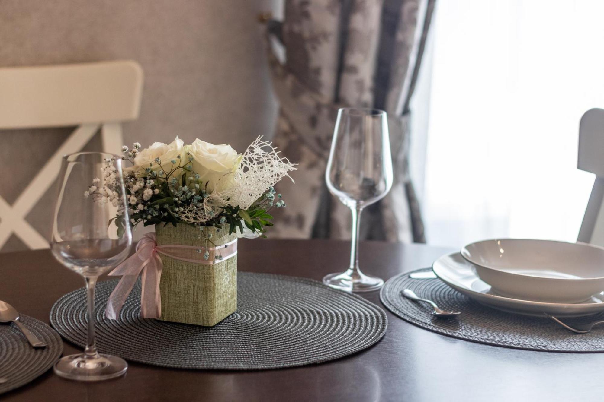 Elegant Apartment In Historical Centre & Free Locked Parking Riga Exterior foto