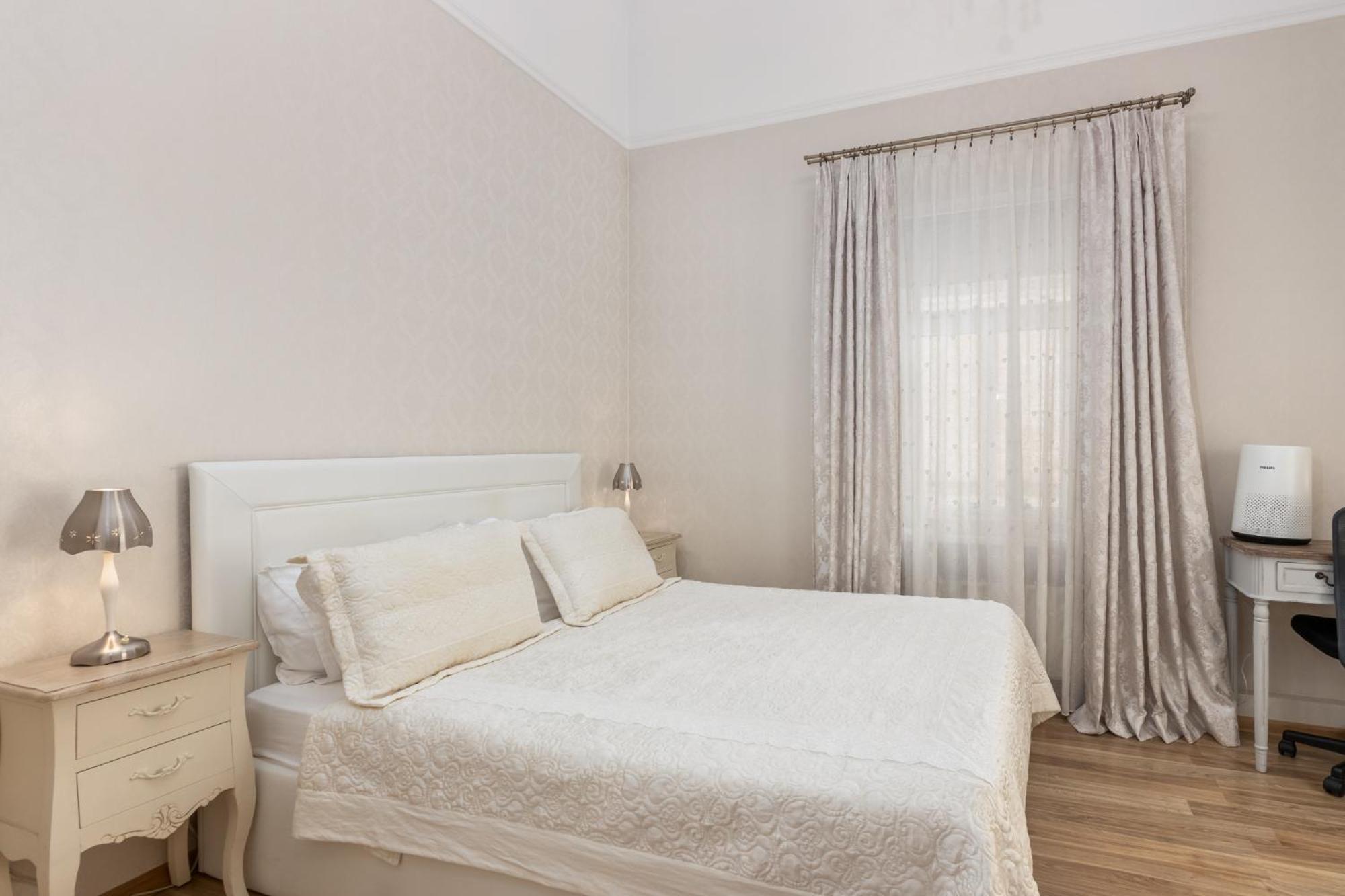 Elegant Apartment In Historical Centre & Free Locked Parking Riga Exterior foto
